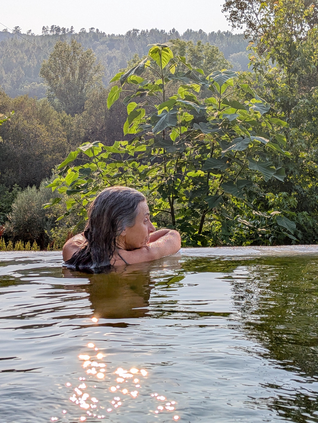 Tanque biológico de nascente , num espaço de turismo de saúde e retiros localizado na Ponte Velha, em Marvão, inserido no Parque Natural da Serra de São Mamede. O projeto combina de forma única o alojamento ecológico com a destilação e terapia por óleos essenciais puros.