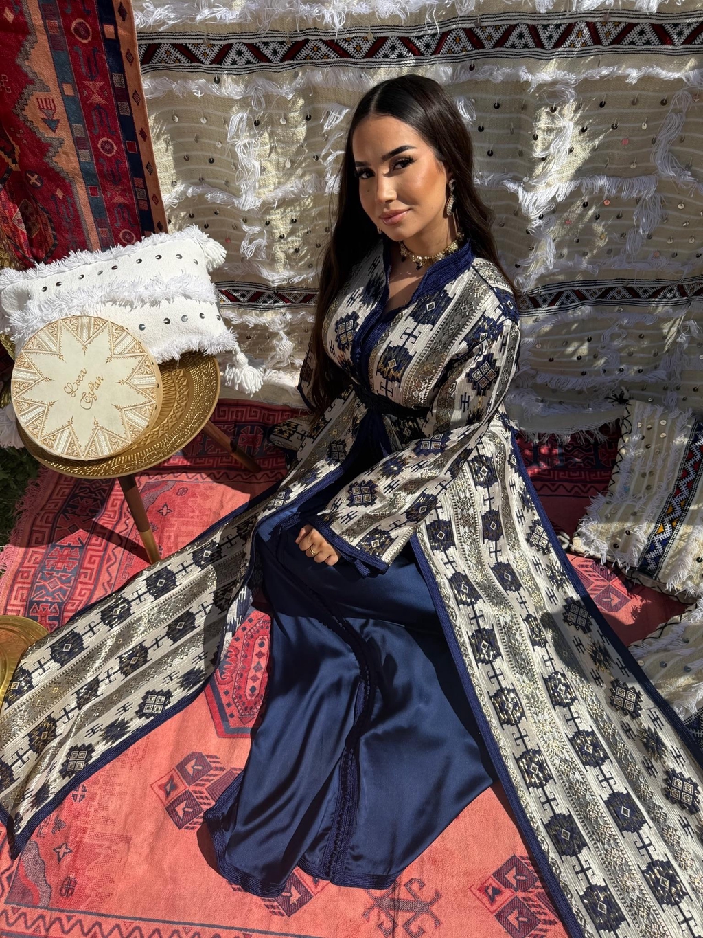 Caftans et Takchitas en location en Normandie
Découvrez notre sélection de caftans tendance et takchitas marocaines à louer en Normandie, disponibles à découvrir dans notre showroom à Louviers (27), uniquement sur rendez-vous.
Que ce soit pour un mariage, une cérémonie, une soirée, un henné ou un événement spécial, trouvez la tenue idéale parmi notre collection de caftans élégants, modernes et traditionnels.
✨ Location de caftans à petit prix
📍 Showroom à Louviers, dans l’Eure (27)
📅 Visite sur rendez-vous
👗 Caftans & Takchitas tendance pour vos événements
Parcourez notre galerie photos pour découvrir quelques-unes de nos créations et inspirations. Essayez votre coup de cœur directement au showroom et profitez de nos conseils pour choisir la tenue qui vous correspond.
Caftan marocain, takchita, robe de cérémonie ou tenue orientale : découvrez notre collection de location à Louviers, en Normandie.