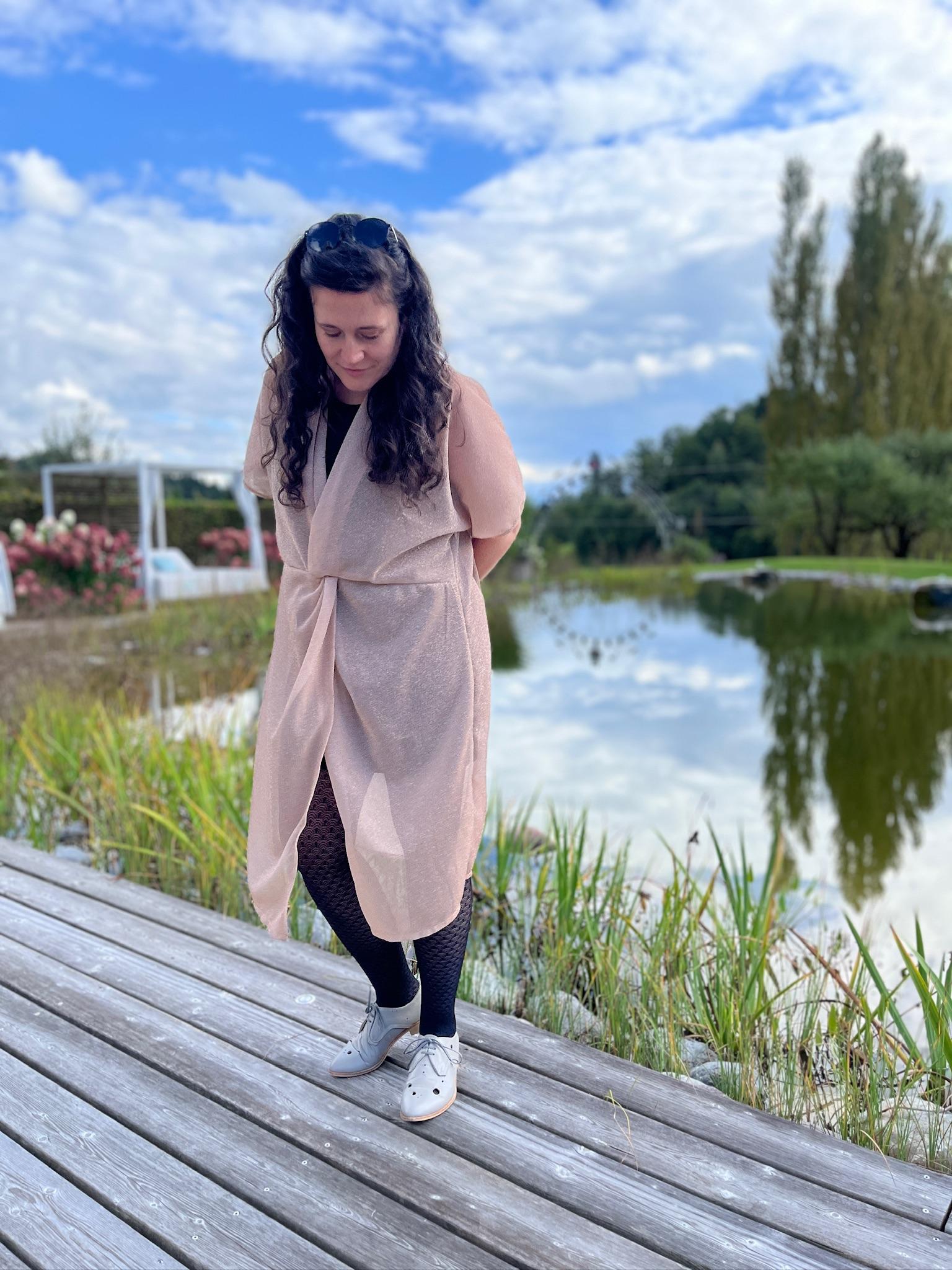 Foto der Designerin vor einem Teich.