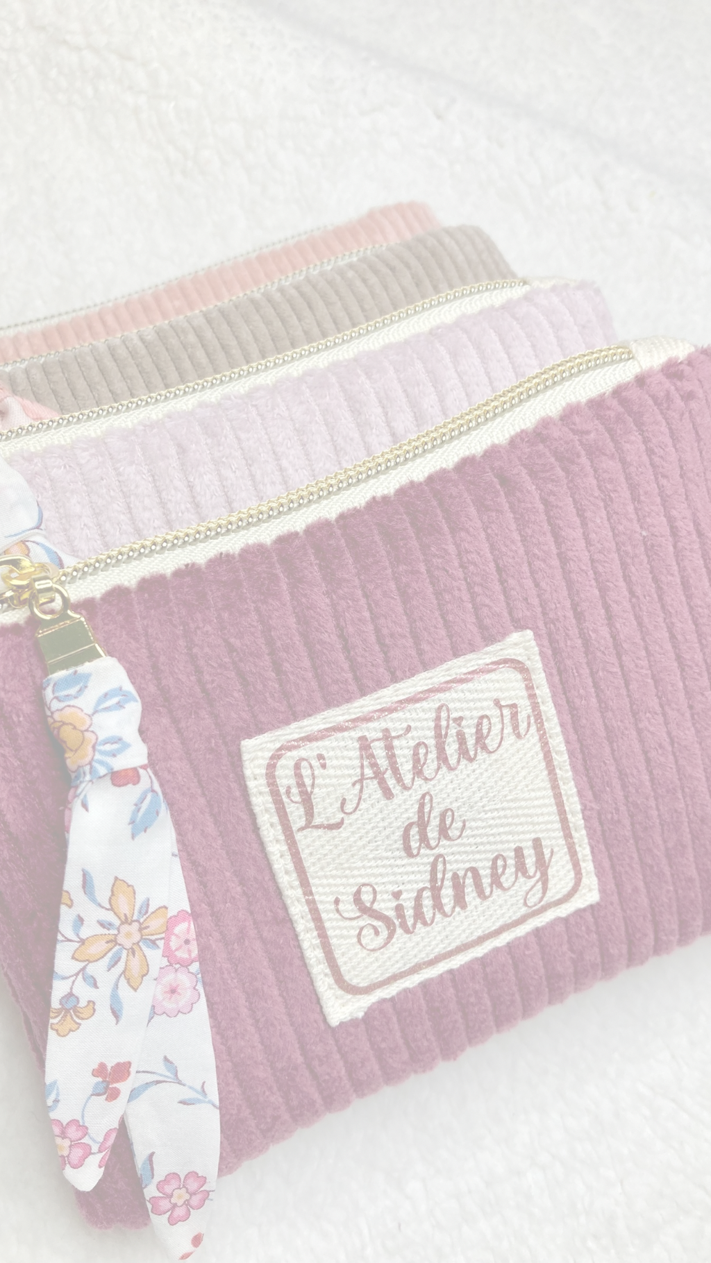 Je confectionne une large gamme d’articles cousus main, dans une démarche éco responsable.
Il s’agit d’accessoires pour bébés et enfants, pour femmes et même pour hommes, mais également sweat-shirts, bombers et gilets, et enfin une gamme zéro déchet pour la maison.
Les tissus que j’utilise sont tous certifiés bio ou oekotex, voire même contact alimentaire pour les articles de cuisine zéro déchet. J’affectionne particulièrement le Liberty, popeline de marque anglaise haut de gamme.

Je peux également personnaliser mes créations (flocage ou broderie).

Ma priorité est de proposer des créations uniques, avec des tissus et des finitions de qualité.

N’hésitez pas à me contacter par e-mail pour toute question : latelierdesidney57@gmail.com