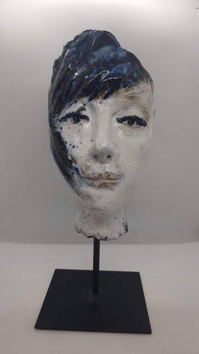 .présentation des sculptures  artistiques en grès 
.inspiration asie et zen
.inspiration le féminin
.pièce unique  grès émaillé ou patiné 
.formation artistique école des arts de Caen (ESAM) et formation à l'école d'art de Tours