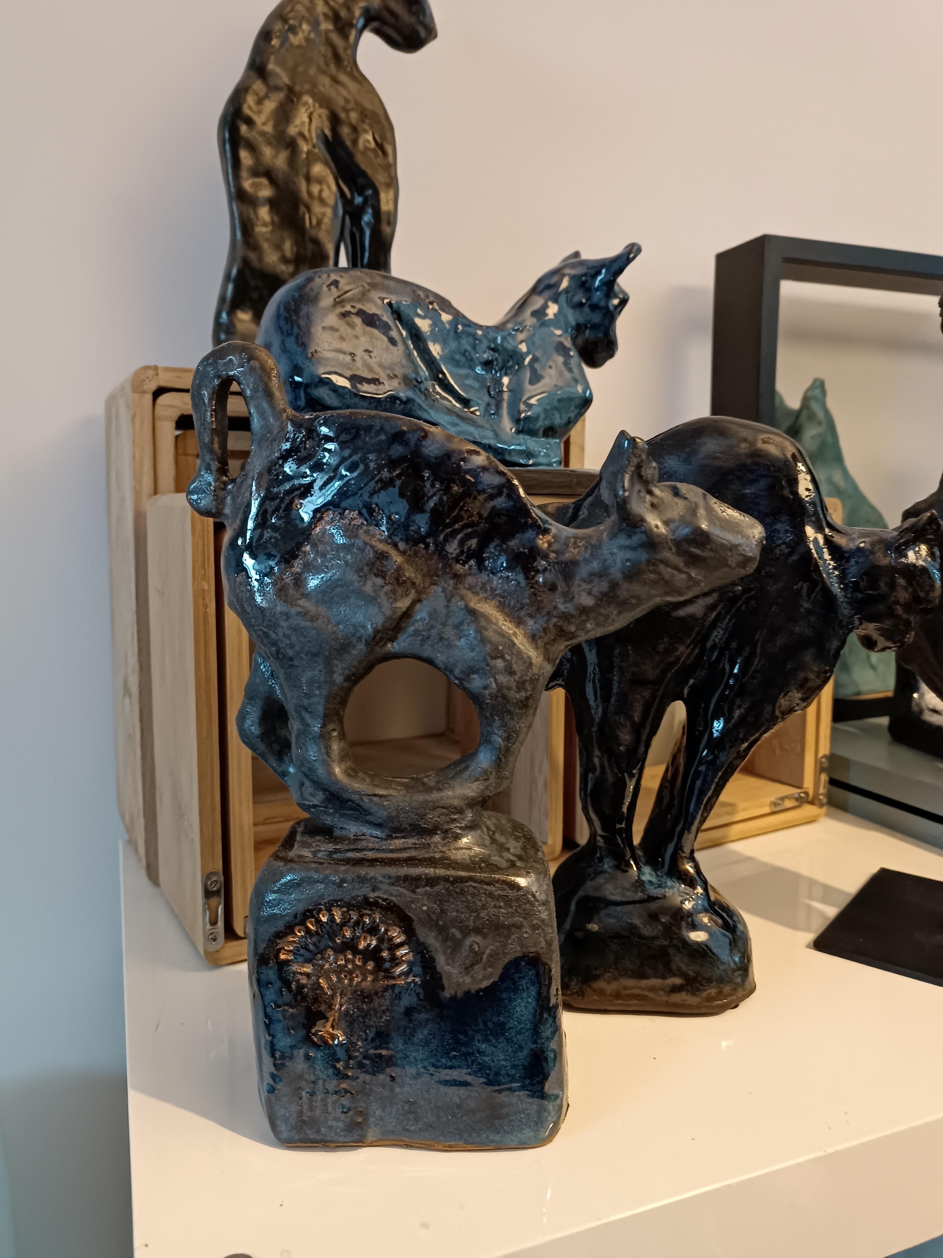 à l'atelier bleu des arts, l'artiste présente des sculptures de chat.
.pièce unique de sculpture de chat en grès céramique émaillé
.chat noir en grès émaillé temmoku , inspiation Japon
.grand chat inspirtation chat egyptien
.chat  sculpté en grèsavec émaux à effet roux et bleu 
.chat bleu émaillé en grés