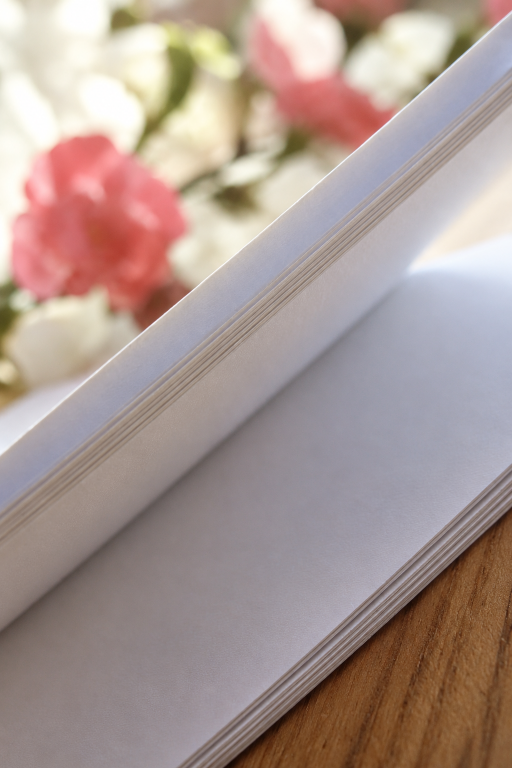 Le papier au cœur de mes créations artisanales

Chez Les Secrets du Papier, le papier devient une matière de création à part entière. Je le transforme à la main pour donner vie à des bijoux en papier, des fleurs lumineuses en papier, des figurines féeriques et des décorations inspirées de la nature et de l’imaginaire.

Chaque feuille peut être découpée, façonnée, pliée ou assemblée pour créer des formes et des détails uniques. Selon les créations, le papier peut également être associé à la résine, au bois, à l’acier inoxydable ou à d'autres matières.

Installée dans mon atelier en France, je réalise chaque pièce avec soin, en privilégiant le travail manuel et les petites séries. Mon objectif est de faire découvrir tout ce que cette matière simple et délicate peut devenir lorsqu'elle rencontre l'imagination et la créativité.

Créations artisanales françaises, bijoux, fleurs et figurines en papier : bienvenue dans l'univers des Secrets du Papier.