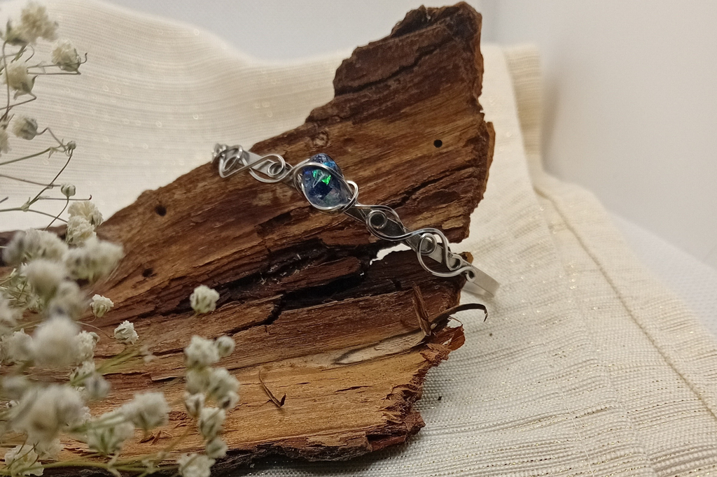 Cette technique permet de concevoir des pièces aux motifs et couleur variés, rendant chaque bijoux distinct et personnel