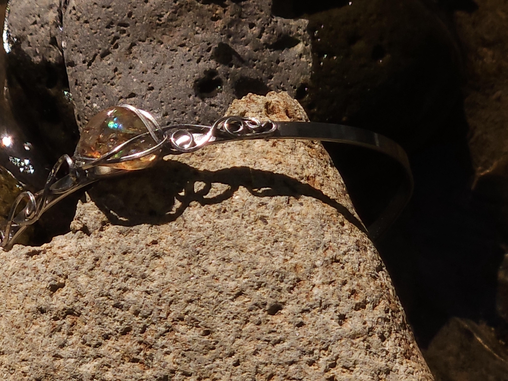 Découvrez notre collection de bracelets artisanaux uniques, façonnés à la main avec un entrelacs en acier inoxydable et des pierres en papier protégées par de la résine bio. Chaque bracelet est une création originale, légère, poétique et pensée pour apporter élégance et originalité à votre style.

Ces bracelets faits main allient savoir-faire artisanal, durabilité grâce à l’acier inoxydable et responsabilité écologique grâce à la résine bio. Parfaits comme cadeau unique, ils séduisent par leur design entrelacé, leur légèreté et leurs couleurs uniques.