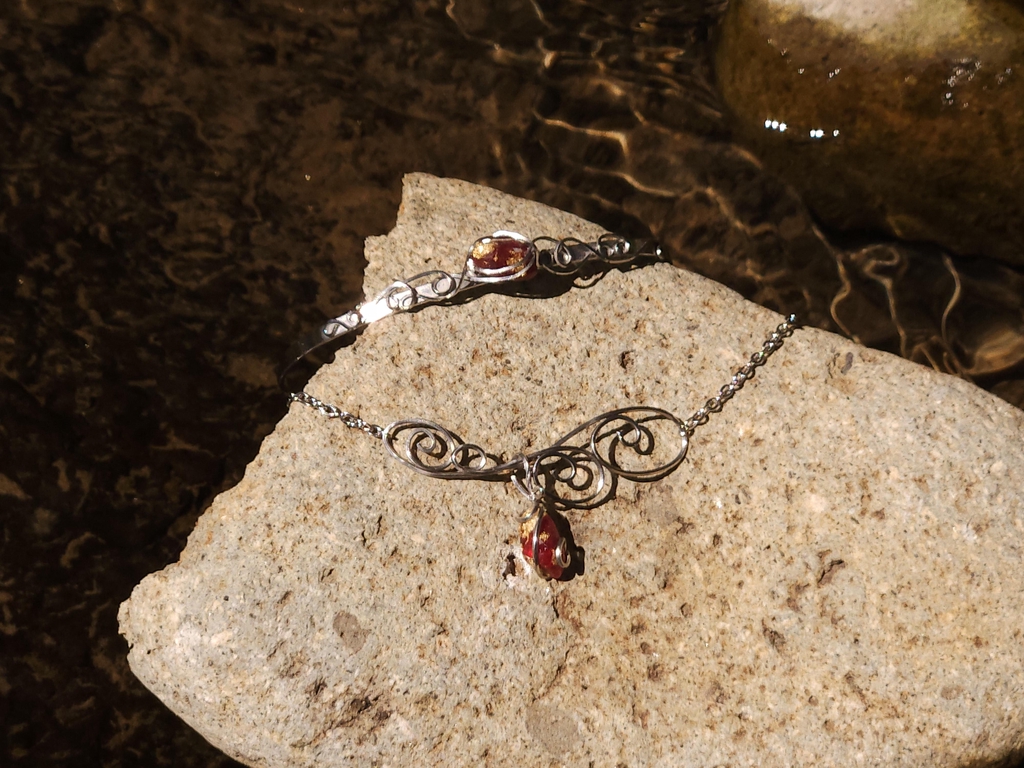 Découvrez notre collection de parures artisanales uniques, entièrement faites à la main avec des pierres en papier protégées par de la résine bio et des montures en acier inoxydable. Ces bijoux vous permettent de mélanger colliers, bracelets et boucles d’oreilles pour créer une parure personnalisée et unique, adaptée à votre style et à chaque occasion.

Chaque pièce est poétique, légère et originale, conçue pour apporter élégance et créativité. Idéale comme cadeau artisanal, cette collection vous offre la liberté de composer des parures uniques à votre image, où chaque bijou peut être porté seul ou en combinaison.