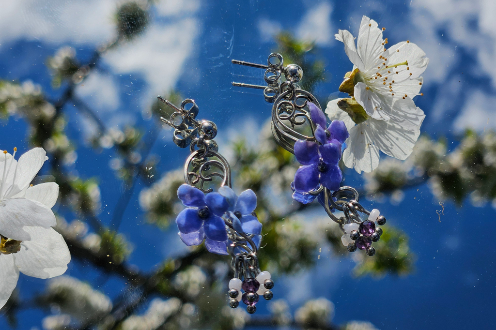 Boucles d’Oreilles Artisanales – Papier, Résine Bio et Acier Inoxydable

Découvrez notre collection de boucles d’oreilles artisanales uniques, entièrement faites à la main avec des pierres en papier protégées par de la résine bio et montées sur acier inoxydable. Chaque paire est une création originale, légère, poétique et pensée pour apporter élégance et originalité à votre style.

Ces boucles d’oreilles artisanales combinent savoir-faire artisanal, durabilité et design unique, parfaites pour offrir un cadeau fait main ou sublimer votre look au quotidien. Légères et confortables, elles sont idéales pour toutes celles et ceux qui cherchent un bijou poétique, artisanal et respectueux de l’environnement.