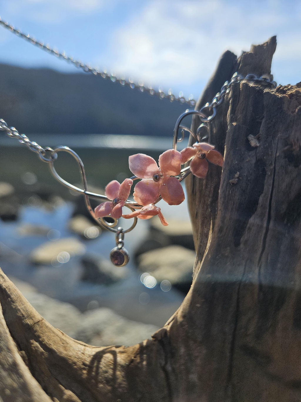 🌸 Collection Pétaléa – Printemps Éternel

Découvrez la collection Pétaléa – Printemps Éternel, une ligne de colliers en acier inoxydable alliant délicatesse florale et modernité. Chaque bijou est orné de fleurs en papier soigneusement façonnées, puis figées dans la résine pour capturer leur beauté dans le temps.

Inspirée par le renouveau du printemps, cette collection évoque l’éclosion des fleurs, la douceur des premiers rayons de soleil et la poésie de la nature. Les colliers Pétaléa sont conçus pour apporter une touche féminine, élégante et intemporelle à toutes vos tenues.

Grâce à l’acier inoxydable, chaque création est résistante, durable et hypoallergénique, idéale pour un usage quotidien. La résine protège les fleurs et sublime leurs couleurs, créant un effet lumineux et unique à chaque pièce.

✨ Pourquoi choisir la collection Pétaléa ?

Colliers en acier inoxydable de haute qualité
Fleurs en papier figées dans la résine
Design inspiré du printemps et de la nature
Bijoux artisanaux uniques et durables
Idéal comme cadeau original et poétique

Offrez ou portez un bijou qui symbolise la renaissance, la beauté naturelle et l’éternité des fleurs avec la collection Pétaléa.