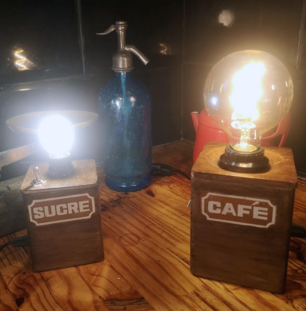 Illuminez votre intérieur avec authenticité grâce à cette lampe unique de ma collection "Éclats d’Autrefois". Passionnée par le surcyclage, je redonne vie à des objets chinés pour créer des pièces d'exception.