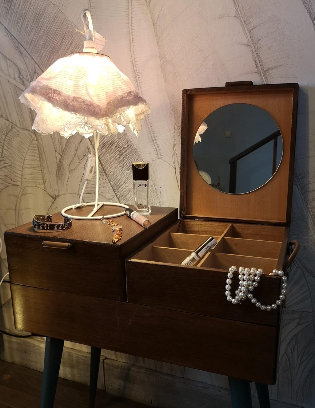 "Succombez au charme intemporel de la lampe Coquette, une pièce maîtresse de notre collection romantique IDYLLE. Entièrement parée de dentelle délicate, cette lampe à poser artisanale diffuse une lumière douce et vaporeuse, idéale pour une ambiance boudoir ou une chambre shabby chic.

Ses volants aériens et sa structure élégante en font un objet de décoration raffiné, rappelant le charme des coiffeuses d'autrefois. Une création signée Virginie, pensée pour apporter de la poésie et une touche de nostalgie à votre intérieur."