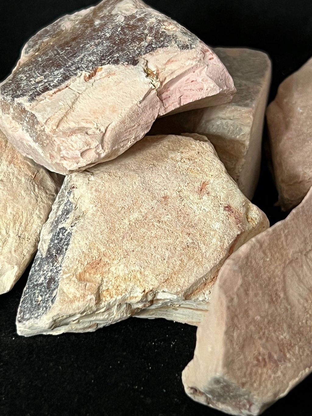 du kaolin sur fond noir