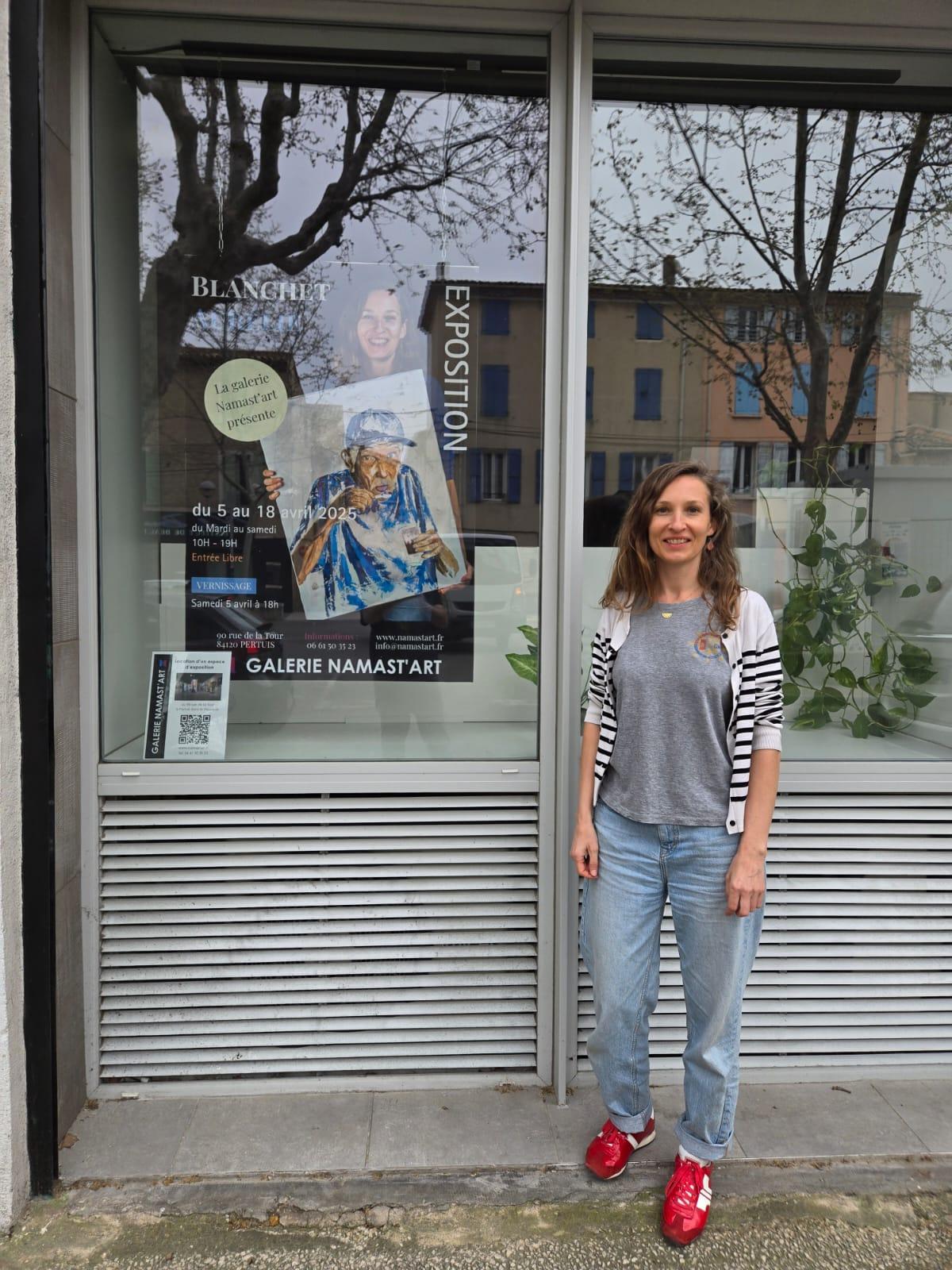 Aurélie Blanchet devant la galerie Namast'art qui accueille son atelier pendant tout le mois de mai 2025