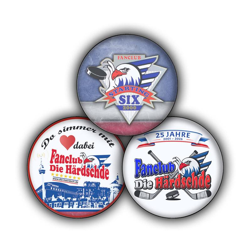 Das Bild zeigt beispielhaft drei Buttons mit Fanclub-Motiven