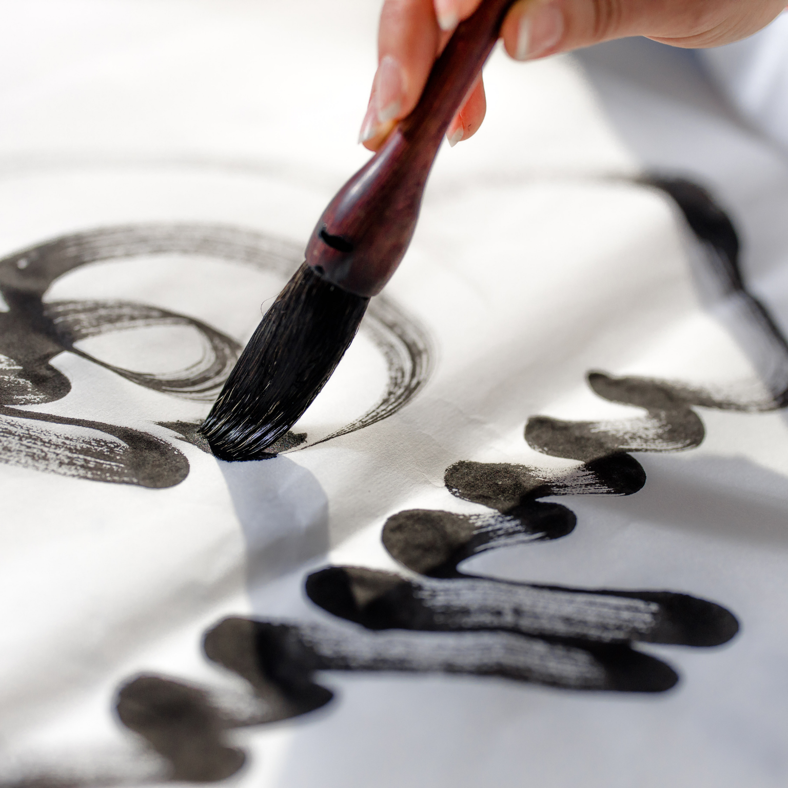 Formé à la calligraphie, au dessin et à la sculpture, j’ai découvert la poterie puis les métiers d’art entre la France et le Québec.