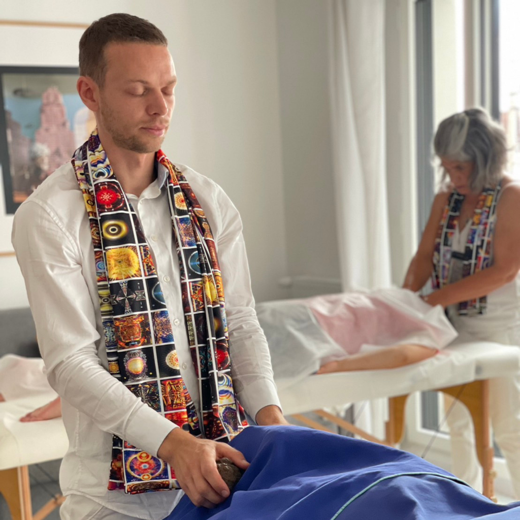 Soin aux pierres de corail à Lyon.
Mouvements circulaires et tapotements délicats pour stimuler le cœur.
Libère les tensions et favorise l’équilibre énergétique.
Apporte une relaxation profonde et ravive la vitalité.
Idéal pour harmoniser corps, cœur et esprit.