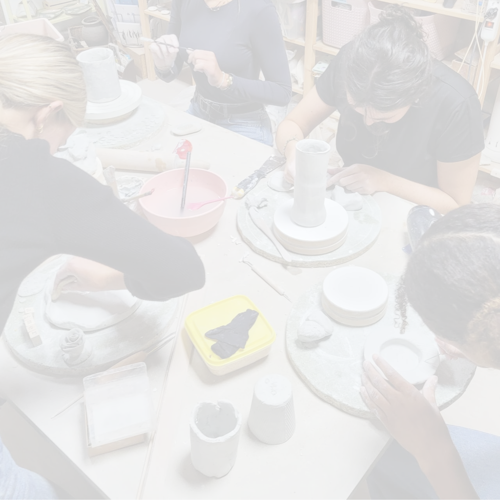 Stage céramique et relaxation taïwanaise à Lyon.
Exercices simples pour revenir à l’ancrage du corps.
Lâcher prise et laisser émerger sa créativité personnelle.
Accompagnement technique pour créer un objet en terre unique.
Une approche alliant auto-soin, art et bien-être.