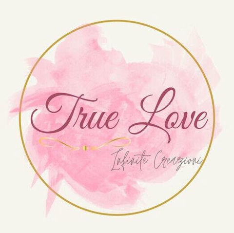 

True Love nasce dal vero amore che ci unisce, dalla passione che mettiamo nel nostro lavoro. Siamo una piccola attività familiare, creata nel 2016, che nel tempo si è evoluta restando sempre al passo con le tecniche e tecnologie più attuali: siamo in grado di soddisfare una grande varietà di richieste per quanto riguarda la personalizzazione con stampa, incisione e taglio.

Tutto ciò ci rende una realtà dinamica, sempre pronta ad accettare le sfide che il mercato ci pone, riuscendo a coniugare creatività e concretezza per realizzare sempre i desideri dei nostri clienti, anche i più esigenti.
