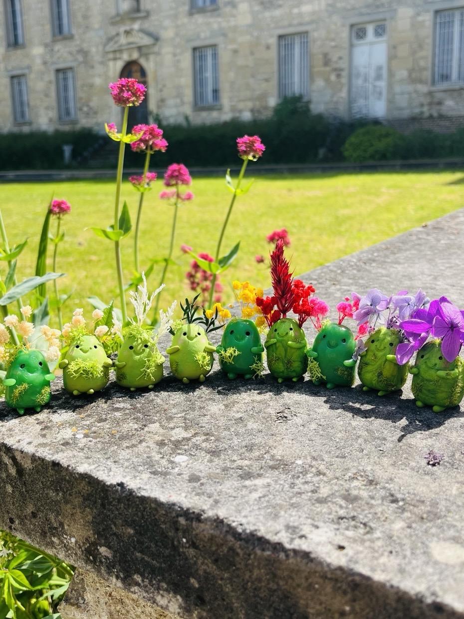 Gardien Moussus réunis dans leurs univers fleuri
