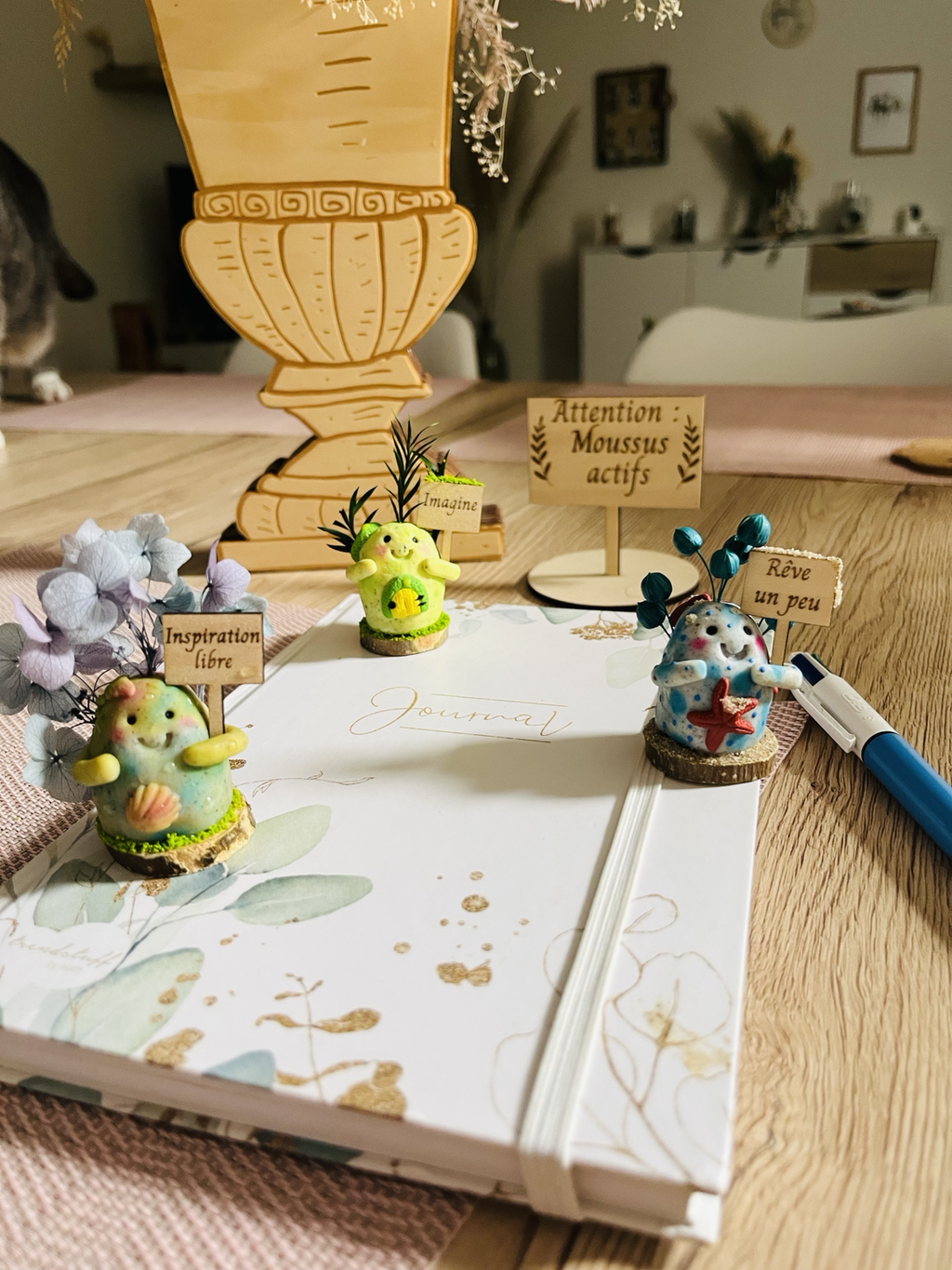Trois Gardiens Moussus avec leurs pancartes Inspiration libre, Imagine et Rêve un peu.