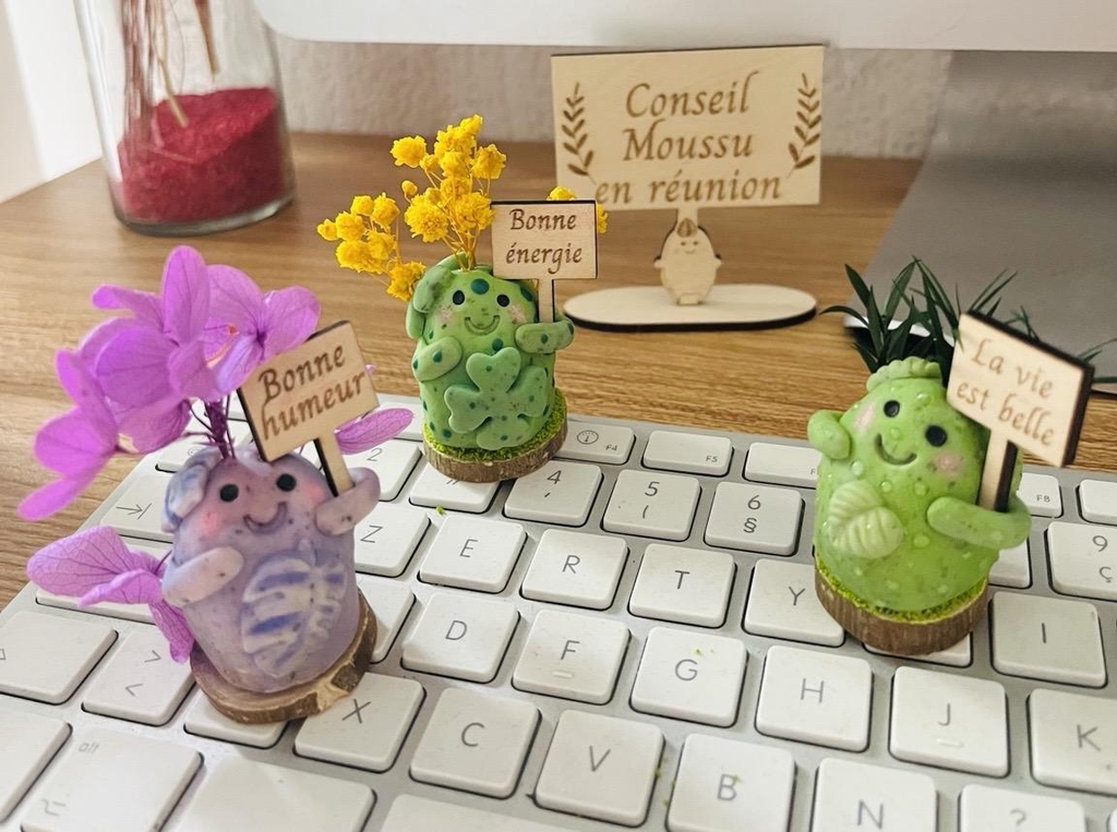 Gardiens Moussus réunis avec leurs pancartes et le Conseil Moussu.