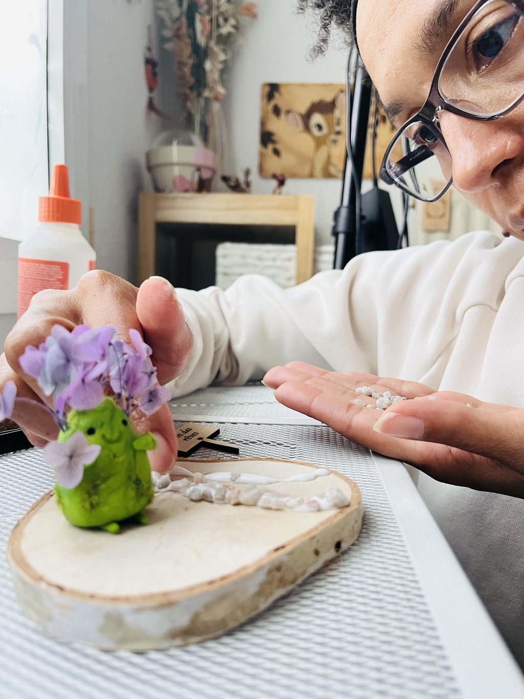 Création artisanale d'un Gardien Moussu dans l'atelier