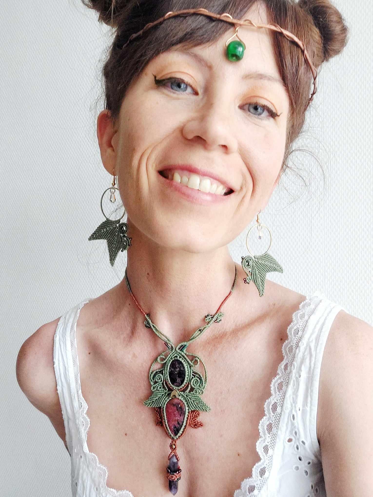 Fanny Boyer avec une parure en micro-macramé