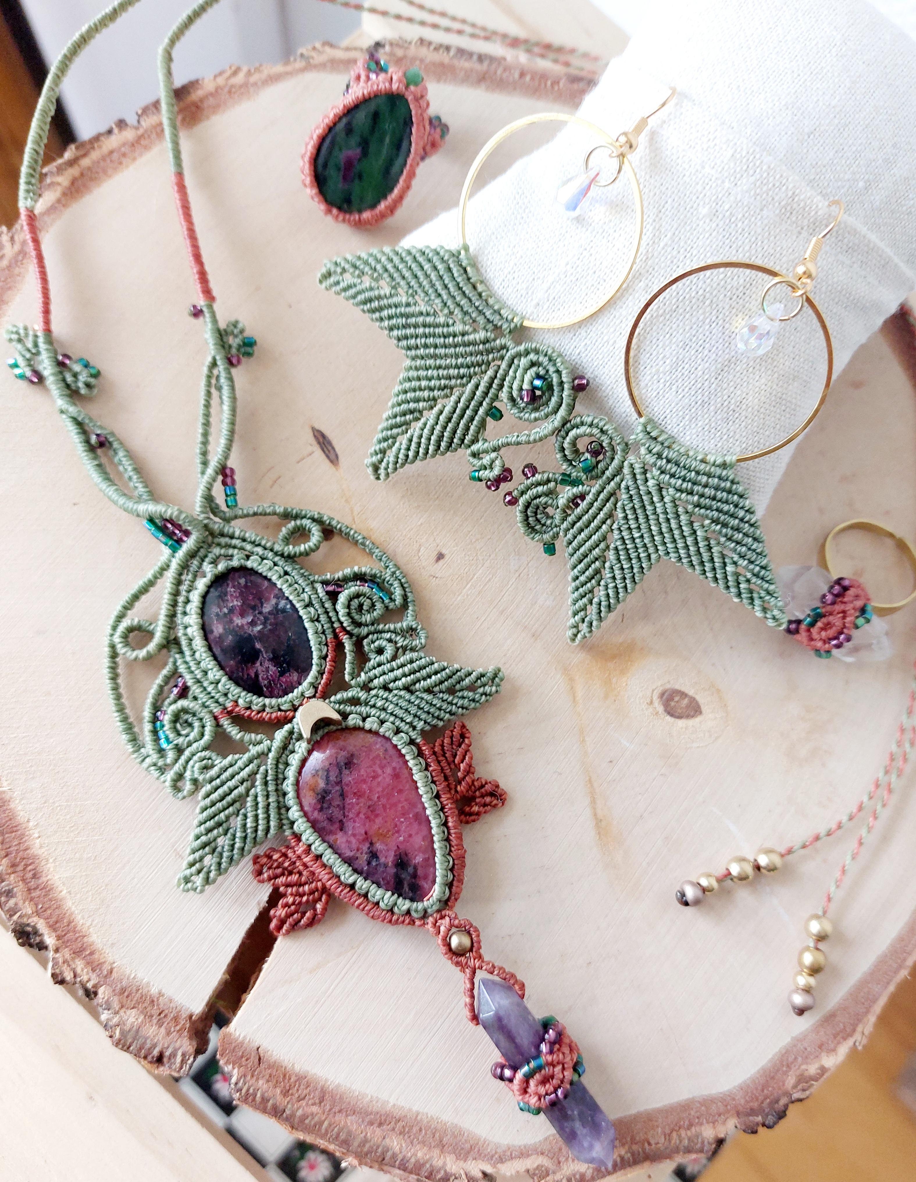 Bijoux en micro-macramé