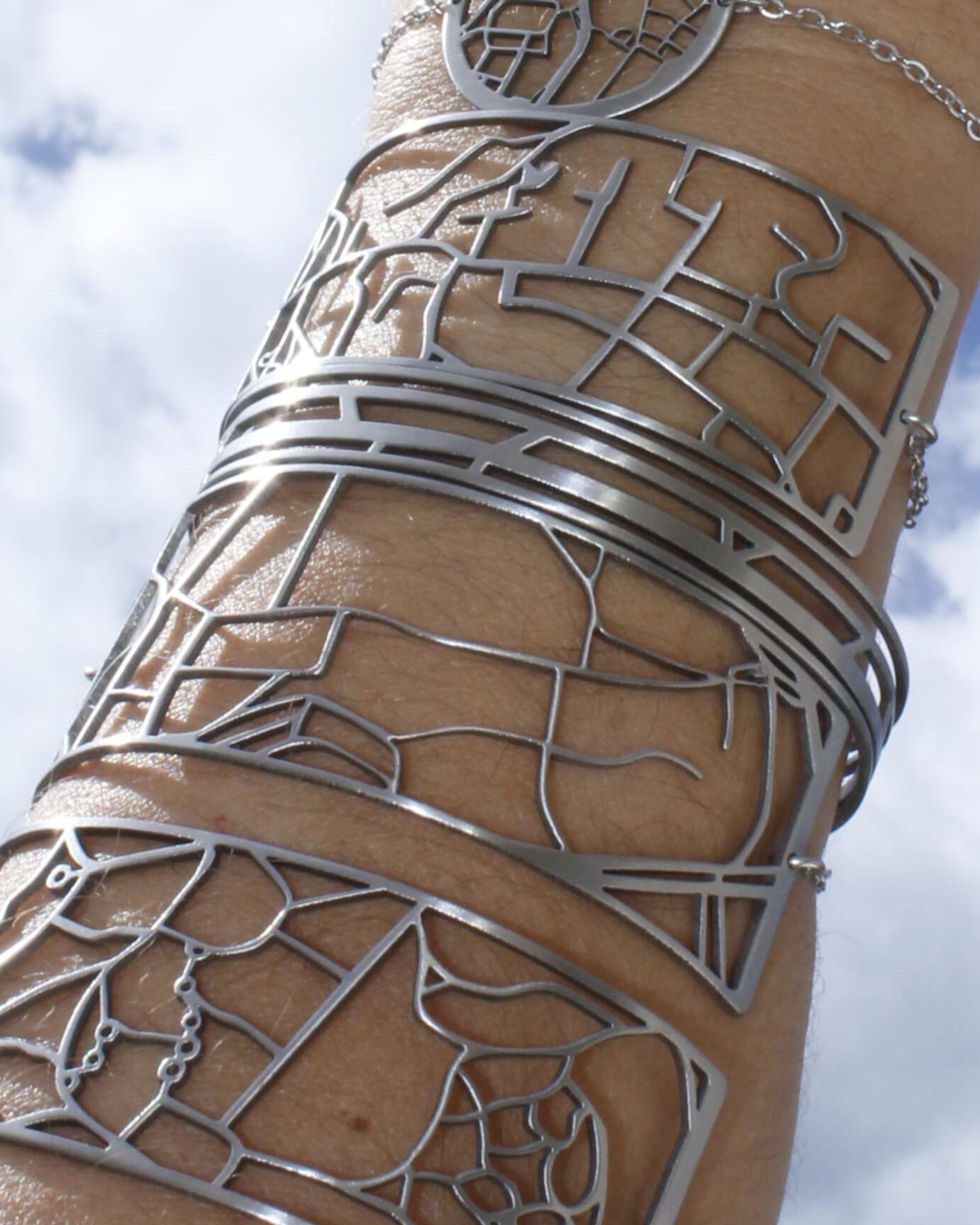 Bracelets cartographiques en laiton doré et inox argenté. tendance industrielle, moderne, contemporain géométrique t minimaliste.