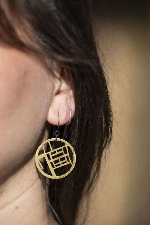 Boucles d'oreilles cartographiques en laiton doré et inox argenté. tendance industrielle, moderne, contemporain géométrique t minimaliste.