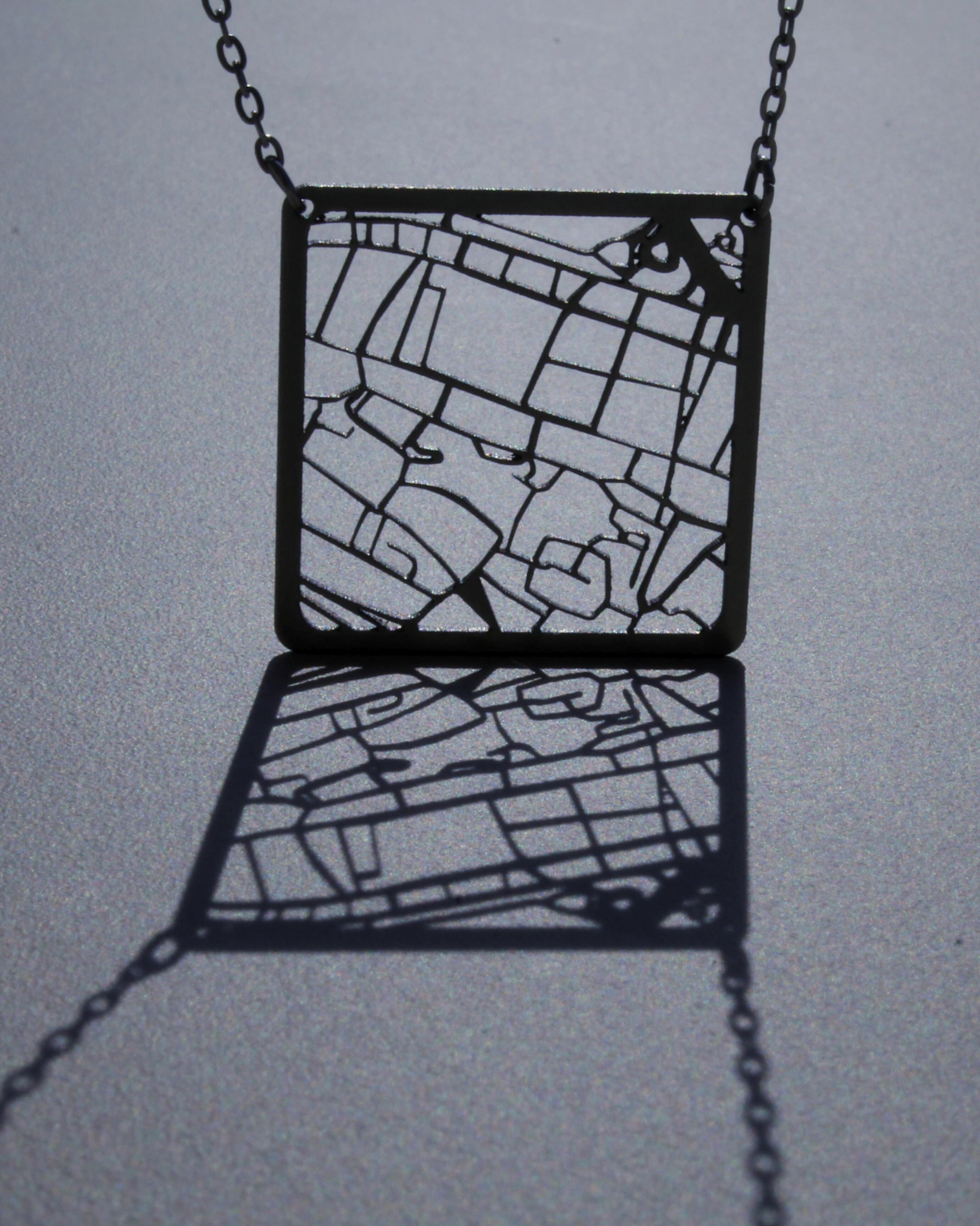 Colliers cartographiques en laiton doré et inox argenté. tendance industrielle, moderne, contemporain géométrique t minimaliste.
