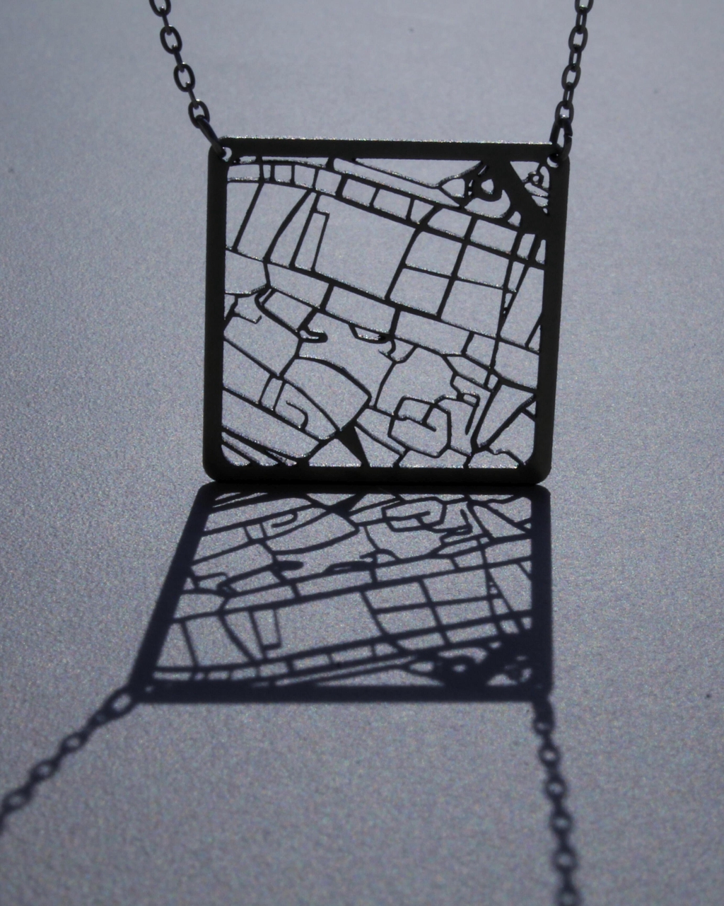 Colliers cartographiques en laiton doré et inox argenté. tendance industrielle, moderne, contemporain géométrique t minimaliste. 