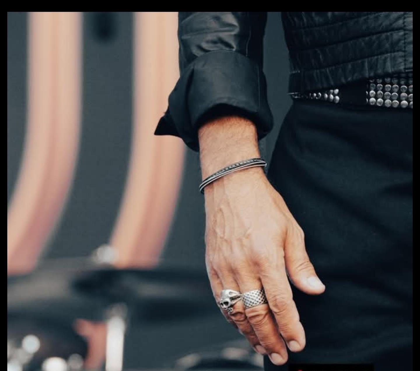 A partir du dimanche 9 novembre venez découvrir
Des bijoux chargés d’énergie rock ⚡
Ces bracelets sont réalisés à partir des cordes de guitare de Yarol Poupaud, utilisées en live sur scène.
Un morceau d’histoire musicale à porter au poignet. 🎸
Pièce unique, éco-créative et 100 % rock. 🤘