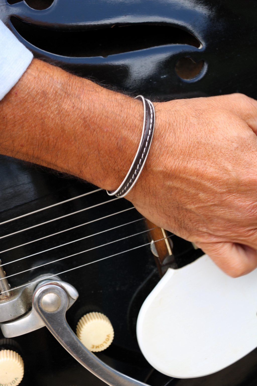 Slinky- Né sur scène.Bracelet artisanal créé à partir des cordes de Yarol Poupaud.