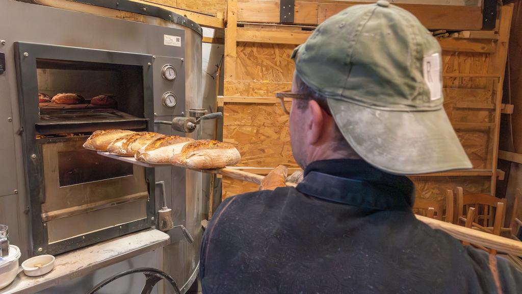 Pains au levain, farines de variétés anciennes, cuisson au four au bois.
