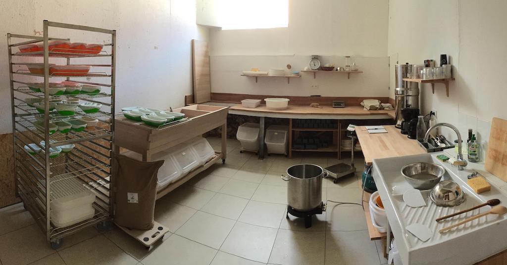 Pains au levain, farines de variétés anciennes, cuisson au four au bois.