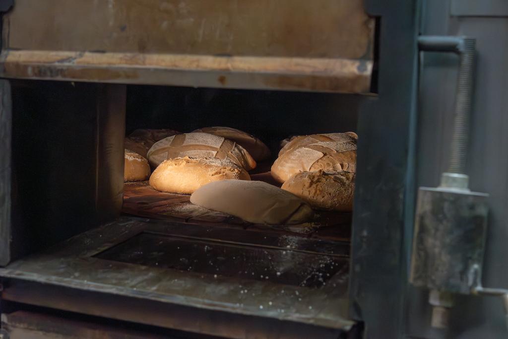 Pains au levain, farines de variétés anciennes, cuisson au four au bois.