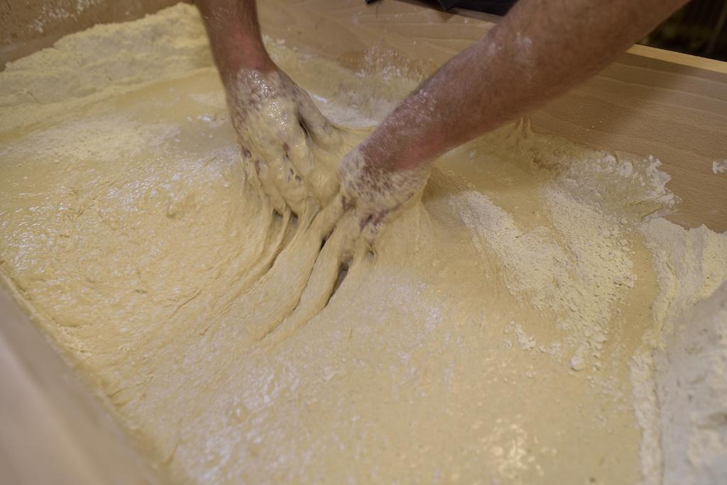 Pains au levain, farines de variétés anciennes, cuisson au four au bois.