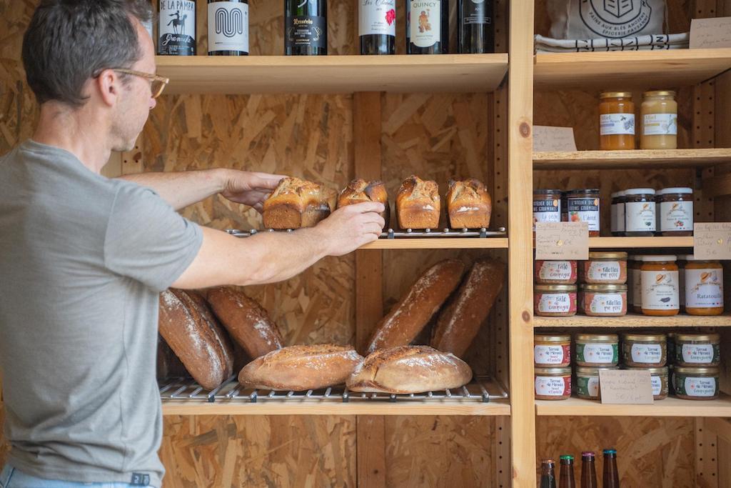 Pains au levain, farines de variétés anciennes, cuisson au four au bois.