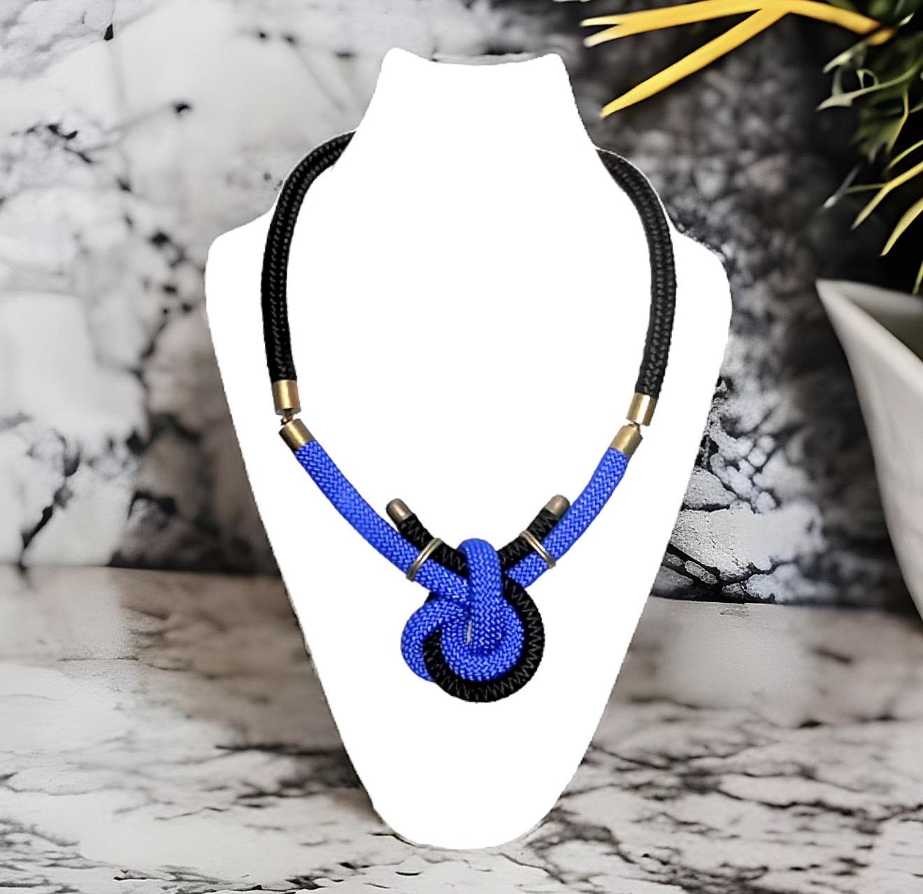 Collier en corde bleue TOUWAX au nœud sculptural