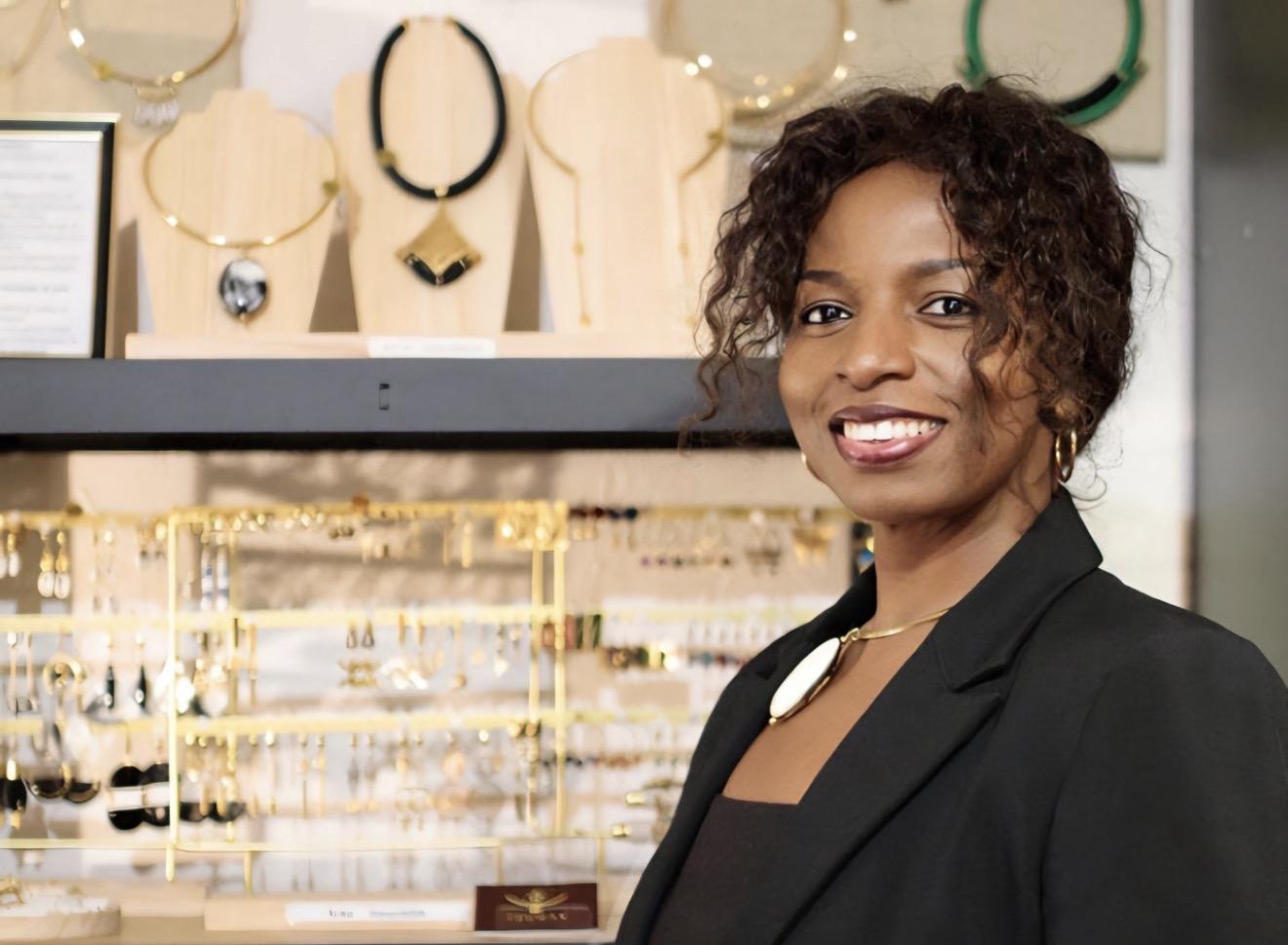 Créatrice de TOUWAX devant une sélection de ses bijoux