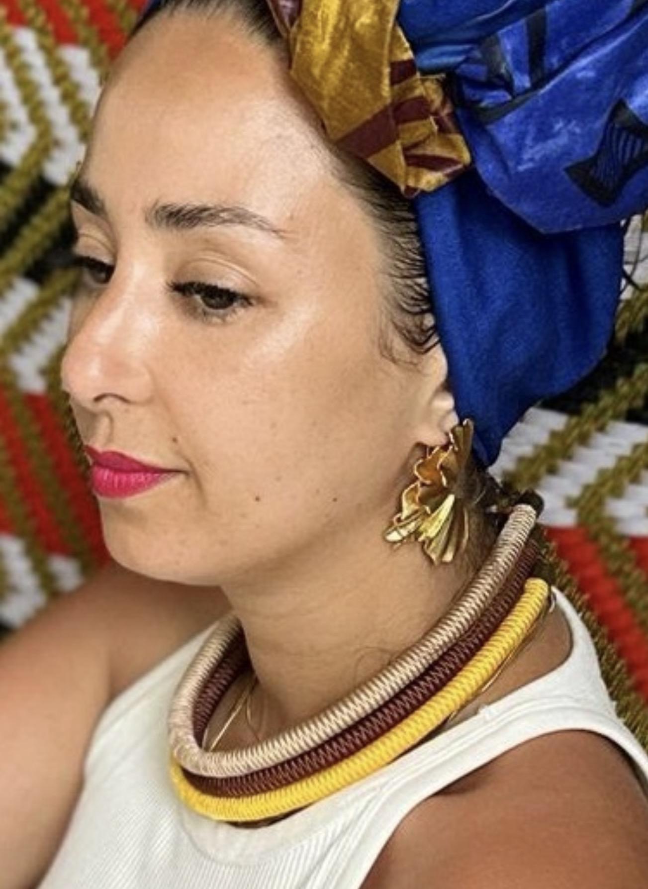Femme portant trois colliers en corde TOUWAX aux tons naturels