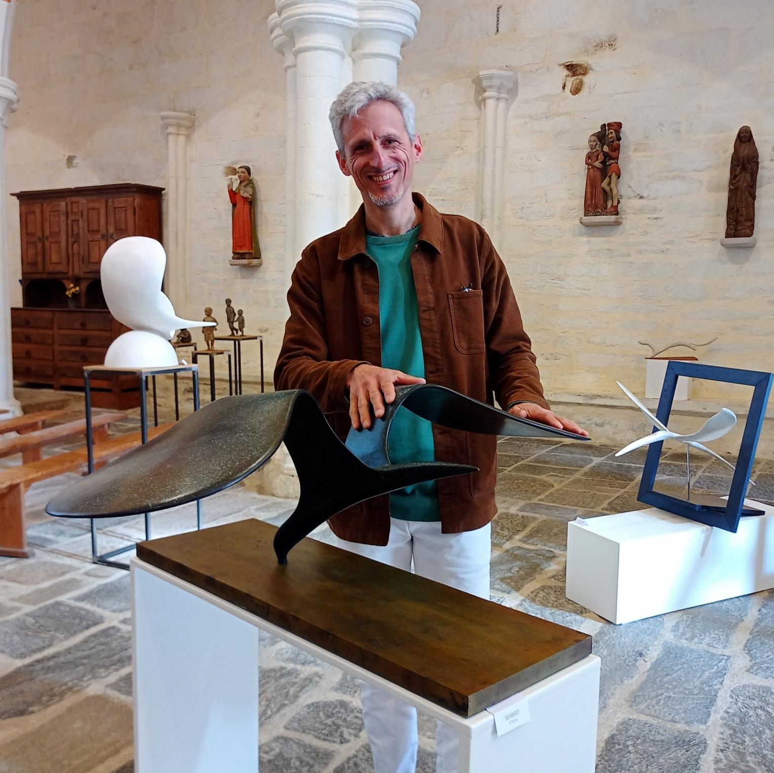l'artiste Gaël Rouxeville près de ses oeuvres, à la chapelle Saint Jacques, Merléac