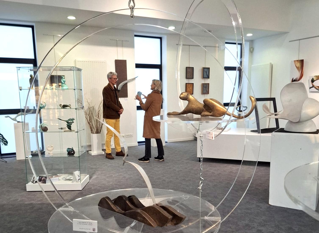 L'artiste Gaël Rouxeville auprès de ses œuvres Envol, Seabird et Hors Cadre