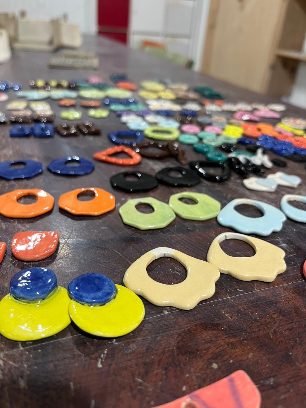 Todos mis productos , son piezas cerámicas elaboradas a mano una a una.