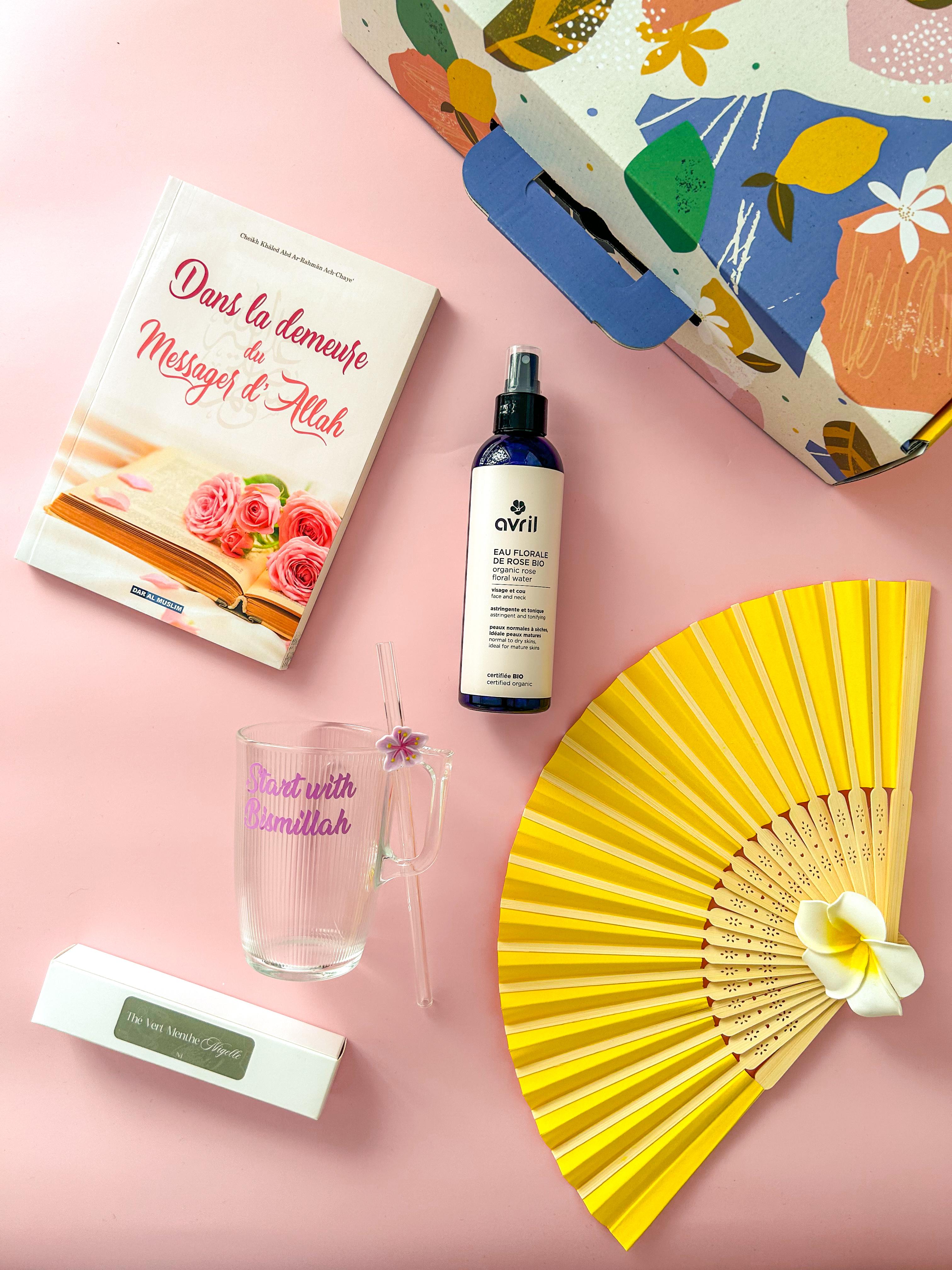 La box de juillet : livre, brume avril à l'eau de rose, tasse start with bismilah et sa paille, thé vert à la nigelle et à la menthe, éventail, pince fleur.
