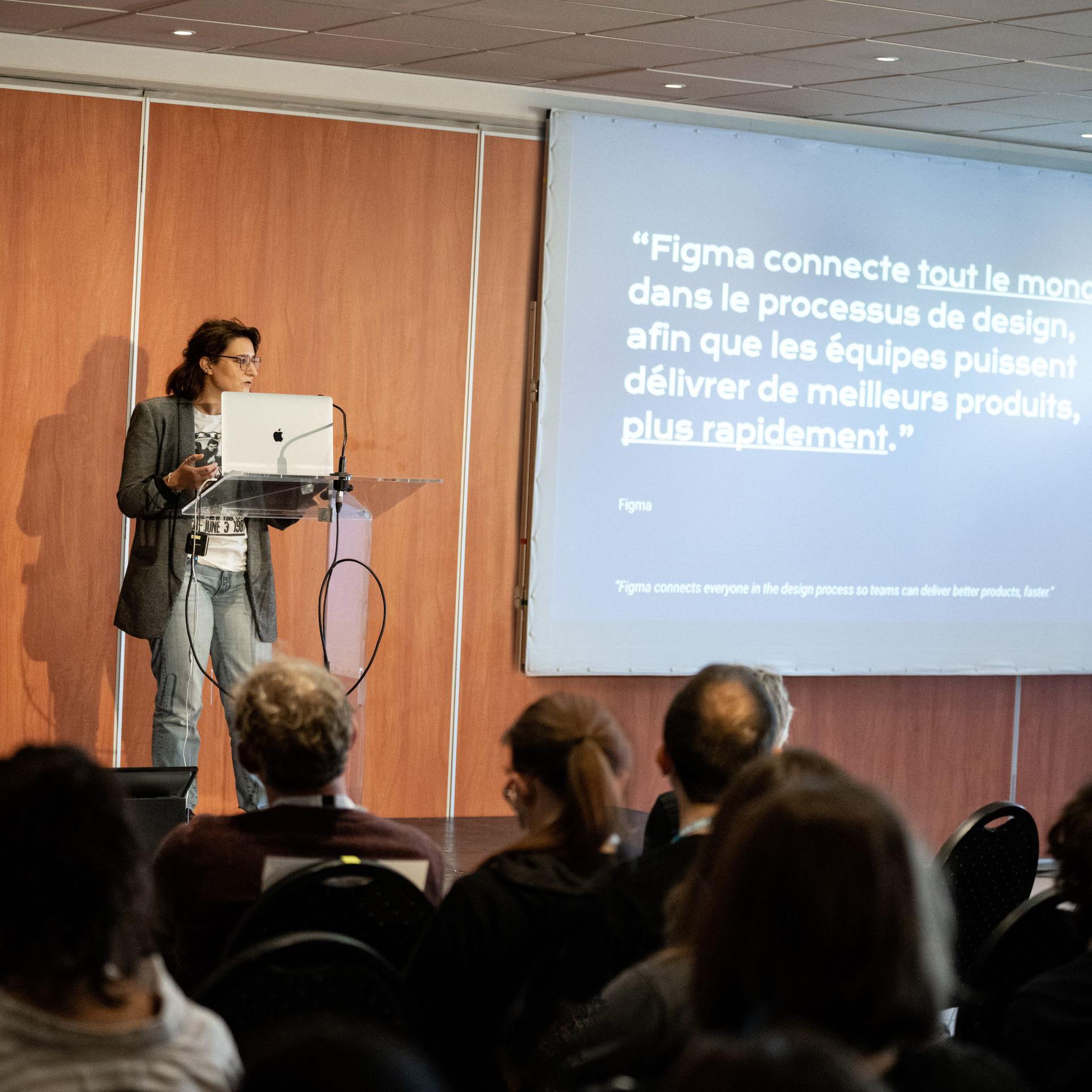 Cécile Ricordeau à Paris Web, donnant sa conférence "L'industrialisation des designers du web"
