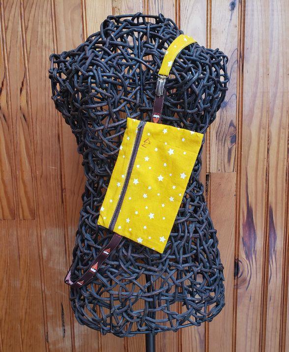 Sac banane invisible artisanal – solution discrète pour protéger argent, téléphone et papiers comme la carte d'identité ou le passeport, en tissu de récupération. Vous pouvez la porter à la taille ou en bandoulière. Sa sangle réglable et son attache bretelle upcyclée ajoutent une touche d’originalité tout en donnant une seconde vie aux matières 🌿♻️ écoresponsable - Momo la Débrouille