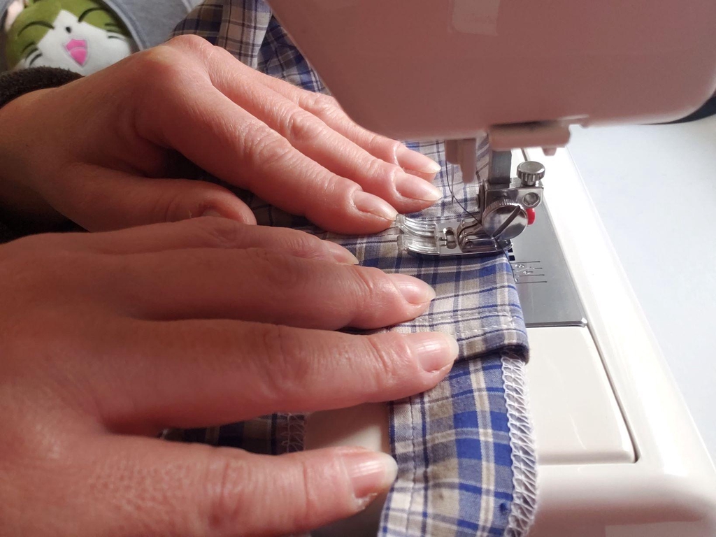 ♻️ Pourquoi l’upcycling ?
Explication de la démarche d’upcycling et des valeurs écologiques de la marque Momo la Débrouille
Je n’ai pas choisi l’upcycling pour faire joli.
Je l’ai choisi parce que je ne pouvais plus faire semblant.
Faire semblant que le gaspillage est normal.
Faire semblant que produire toujours plus est une bonne idée.
J’ai toujours aimé réparer, détourner, transformer.
Petite déjà, je bricolais avec ce qu’on avait sous la main plutôt que d’acheter du neuf ✂️
Une phrase fait écho en moi depuis longtemps :
« Rien ne se perd, rien ne se crée, tout se transforme. »
(merci Lavoisier 😉)
Créer autrement, c’est résister 🔥
Résister à la surproduction, à la standardisation, au tout neuf, tout rapide, tout interchangeable.
Je crois au beau imparfait, au beau bricolé, au beau qui a du sens 💛
Je crois qu’on peut consommer moins, mais mieux.
Et surtout, avec le cœur 🌿