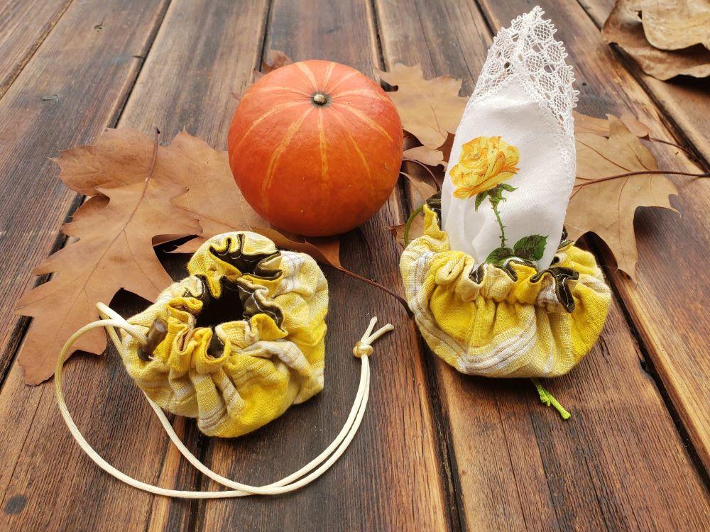 Pochette bourse artisanale en tissu recyclé.Jolie pochette compacte, parfaite pour glisser votre mouchoir afin d’éviter qu’il n’entre en contact avec vos autres affaires 😉. Elle se glisse facilement dans votre poche ou votre sac et peut, autrement, accueillir vos clés, vos écouteurs, vos dés, vos bijoux ou d’autres petits indispensables. Création artisanal, Momo la Débrouille