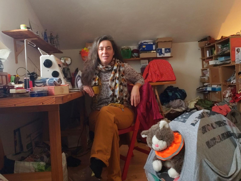 ✂️ Qui se cache derrière Momo la Débrouille
Présentation de la créatrice artisanale Momo la Débrouille, son parcours, son histoire et sa démarche écologique
Cette première aventure de « Momo la Débrouille » a cessé en 2016 et moi j’ai poursuivi ma route vers l’accompagnement social🤝.
En 2024, j’ai décidé de relancer « Momo la Débrouille » afin de vous proposer mes nouvelles créations faites exclusivement à partir de matériaux de récupération ou de seconde main♻️. C’est au fil des dénichages de matériaux recyclés que naissent les idées puis la fabrication d’objets utiles ou décoratifs car la genèse de ce projet se veut écologique et raisonnée🌱✨.

Maud D.